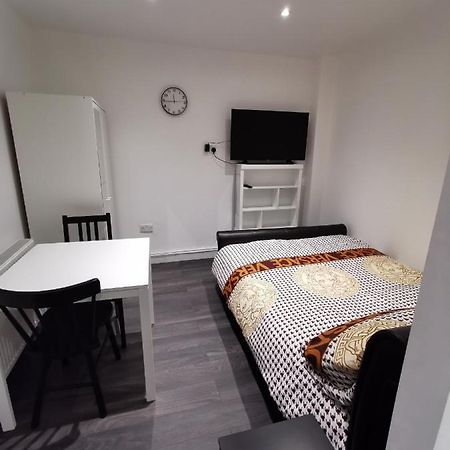 Studio Self Contained Double Bedroom London Eksteriør bilde
