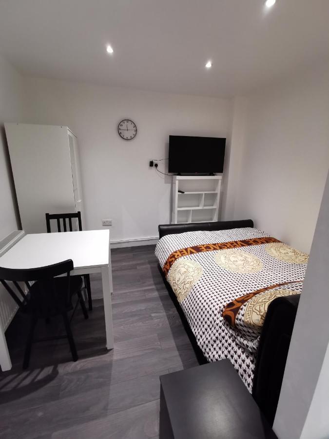 Studio Self Contained Double Bedroom London Eksteriør bilde